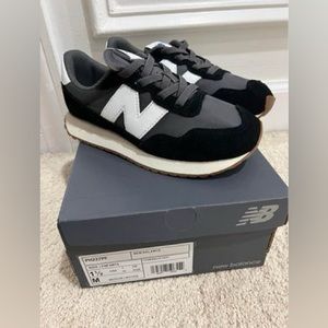 New Balance kids preschool NWT black 1.5Y